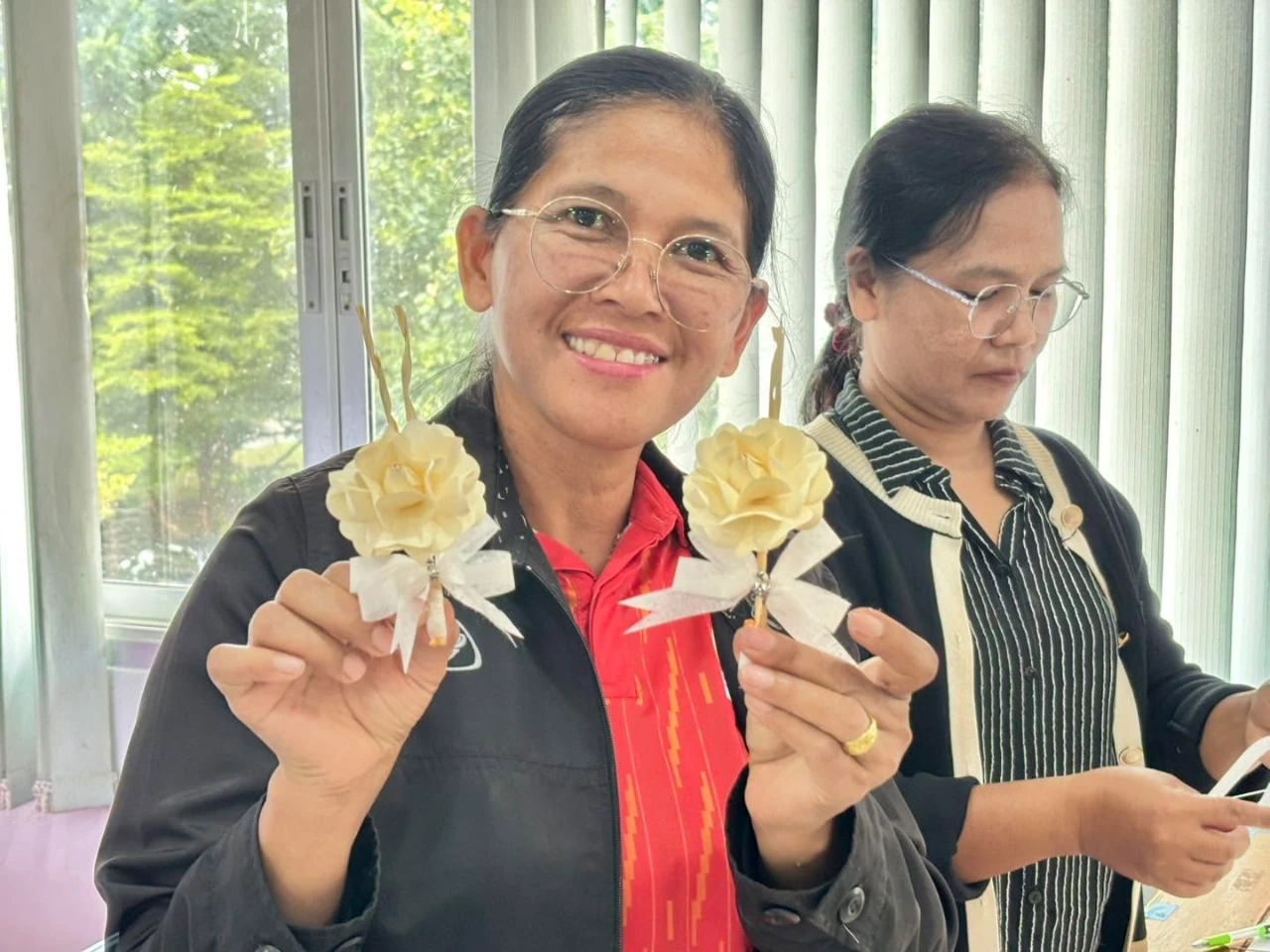 อบต.เชื้อเพลิง ร่วมใจประดิษฐ์ดอกไม้จันทน์พระราชทาน น้อมสำนึกในพระมหากรุณาธิคุณอันหาที่สุดมิได้