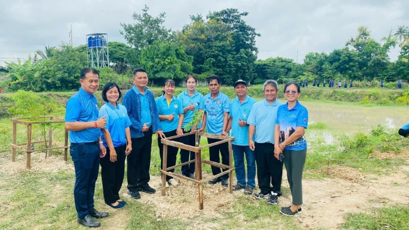 นายชาญณรงค์ ลายสนธิ์ นายกองค์การบริหารส่วนตำบลเชื้อเพลิง เปิดโครงการปลูกต้นไม้เฉลิมพระเกียรติ